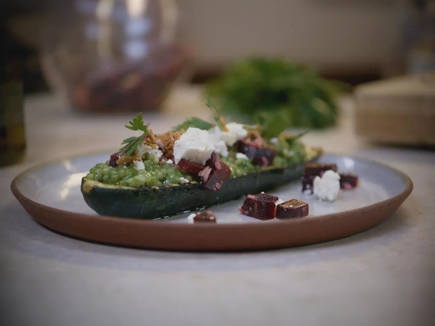 Parelcouscous met rode biet, courgette en feta