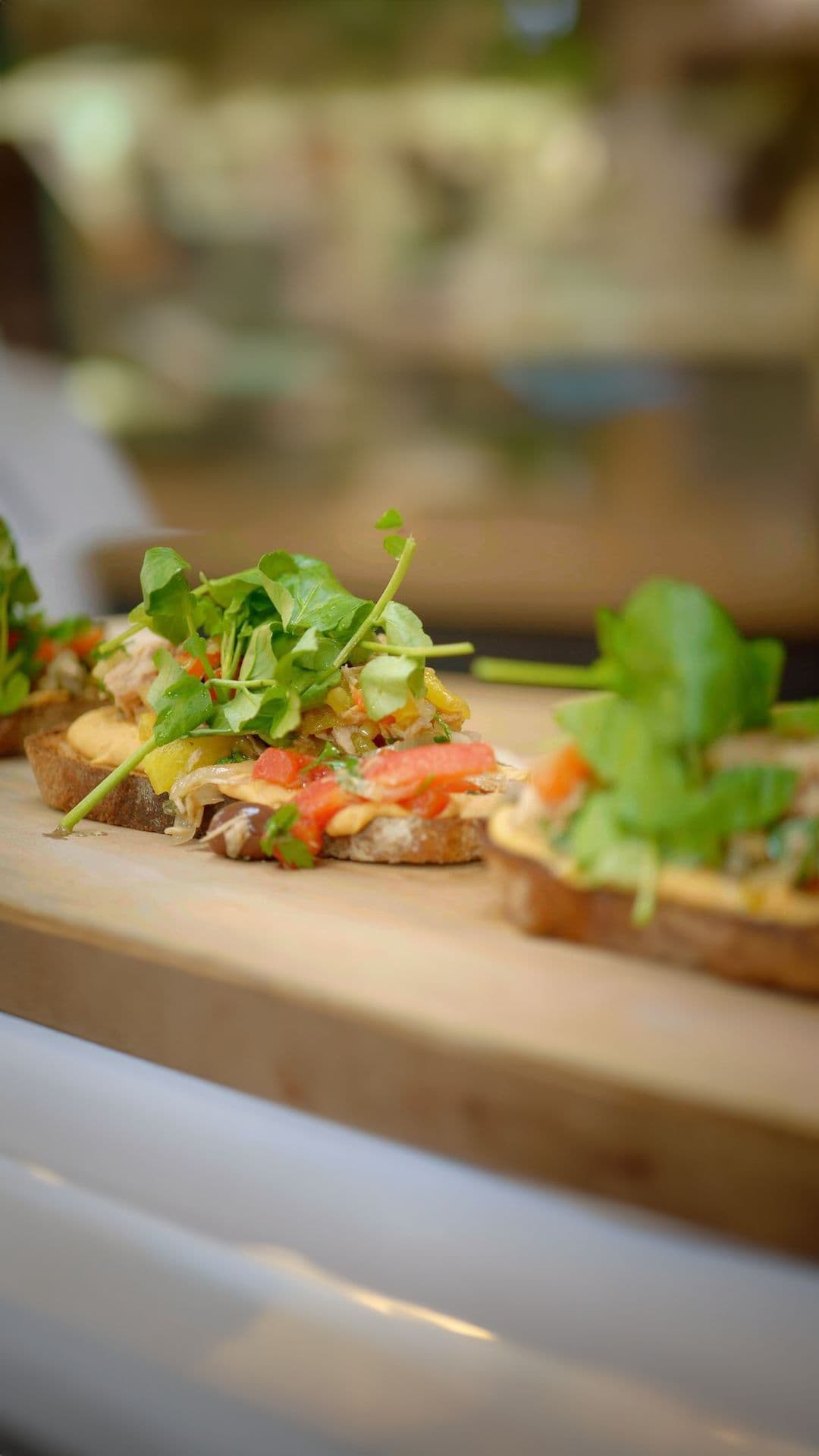 Toast met hummus, tonijn en piperade