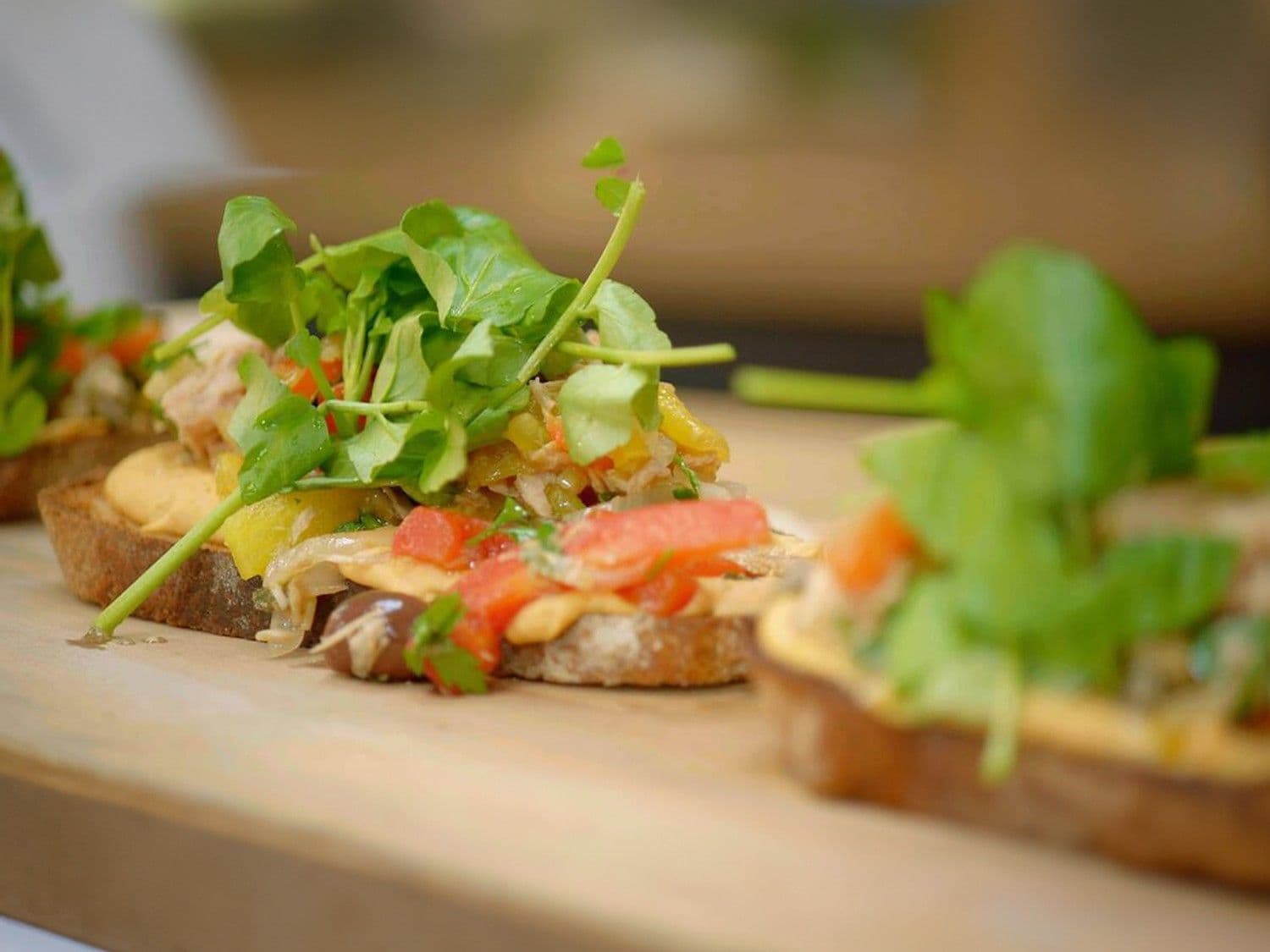 Toast met hummus, tonijn en piperade
