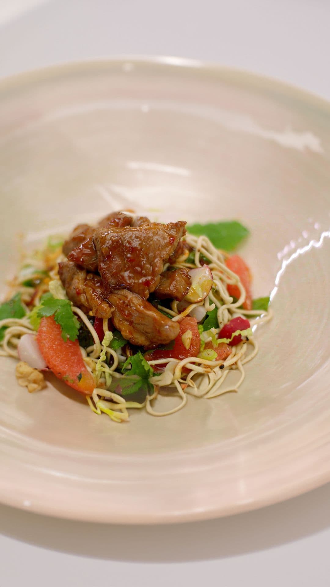 Spiering in de wok en een oosterse salade met miehoen
