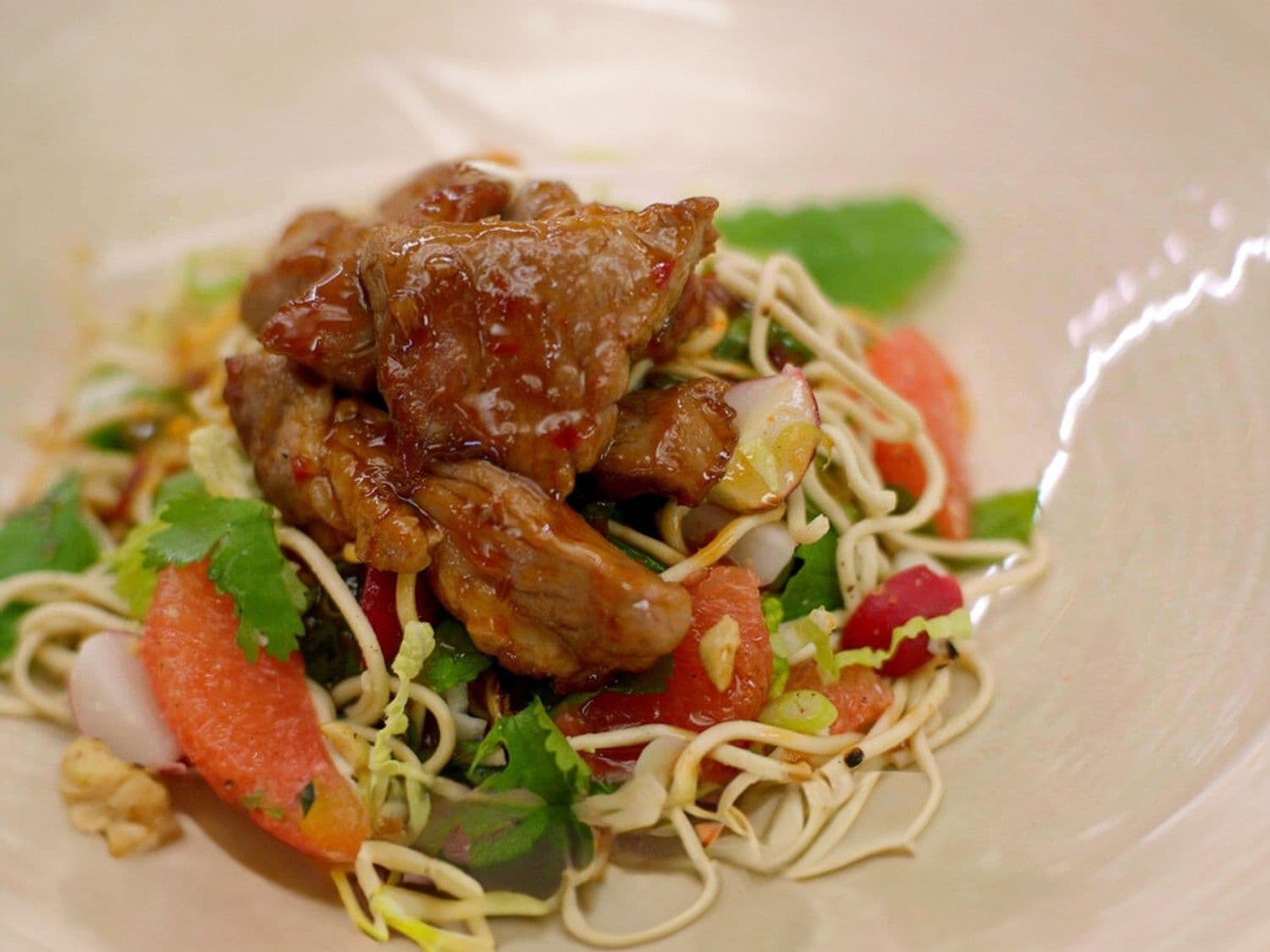 Spiering in de wok en een oosterse salade met miehoen