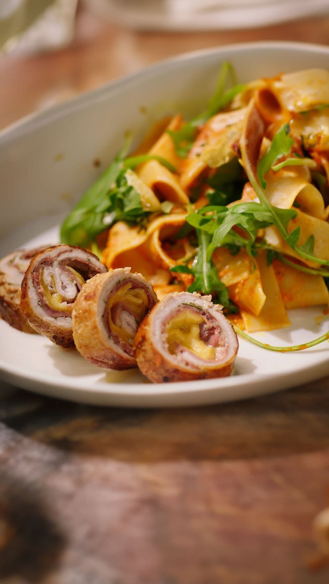 Saltimbocca van kalfsvlees met tomatenpesto, pasta en rucola