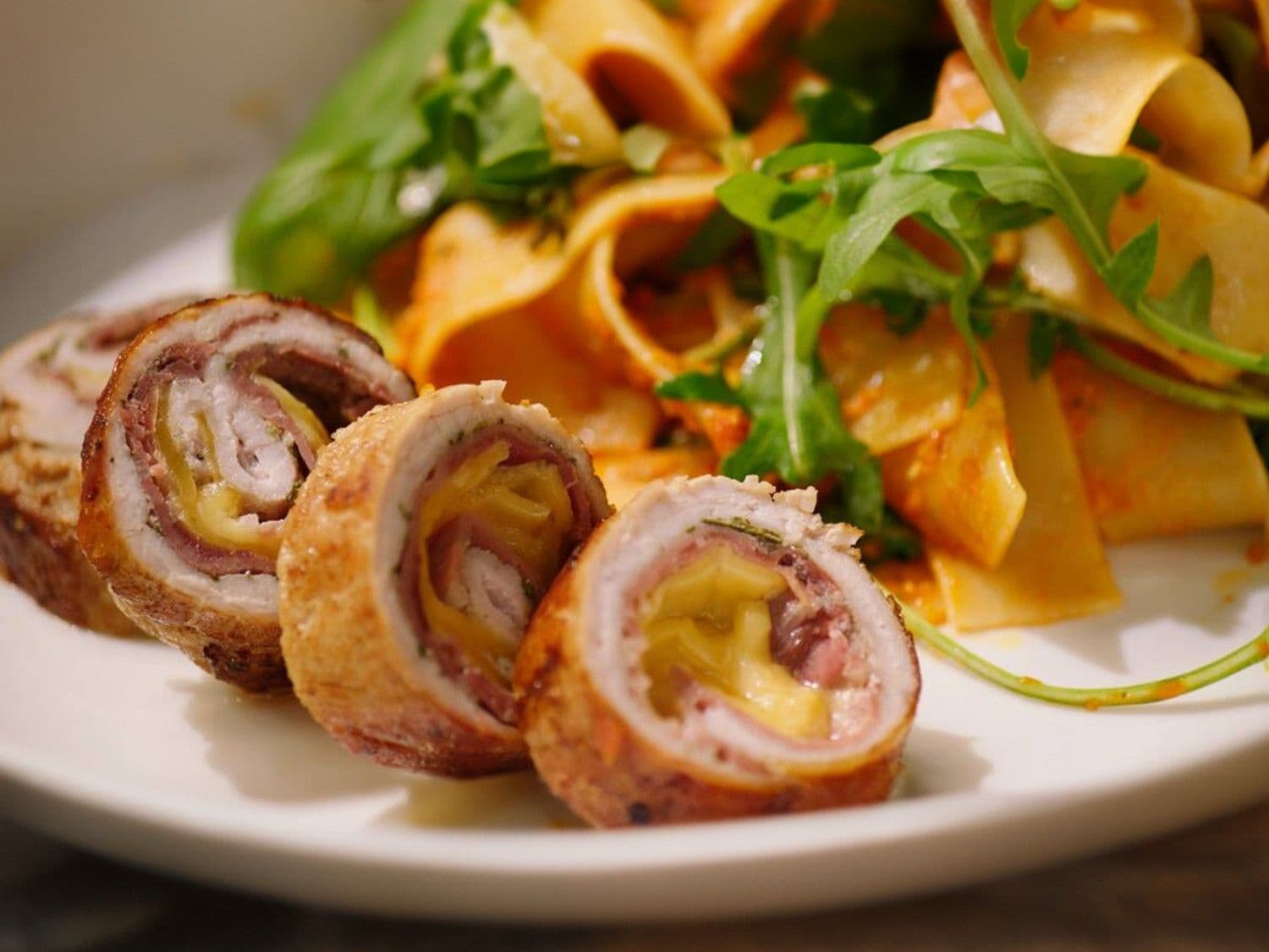 Saltimbocca van kalfsvlees met tomatenpesto, pasta en rucola