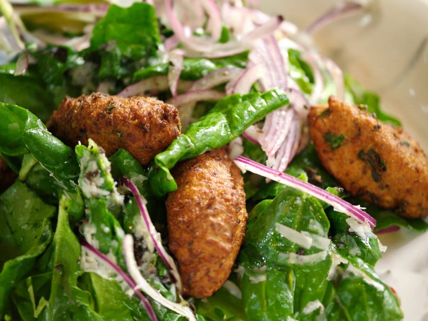 Ricottabeignets met een salade van truffel en spinazie