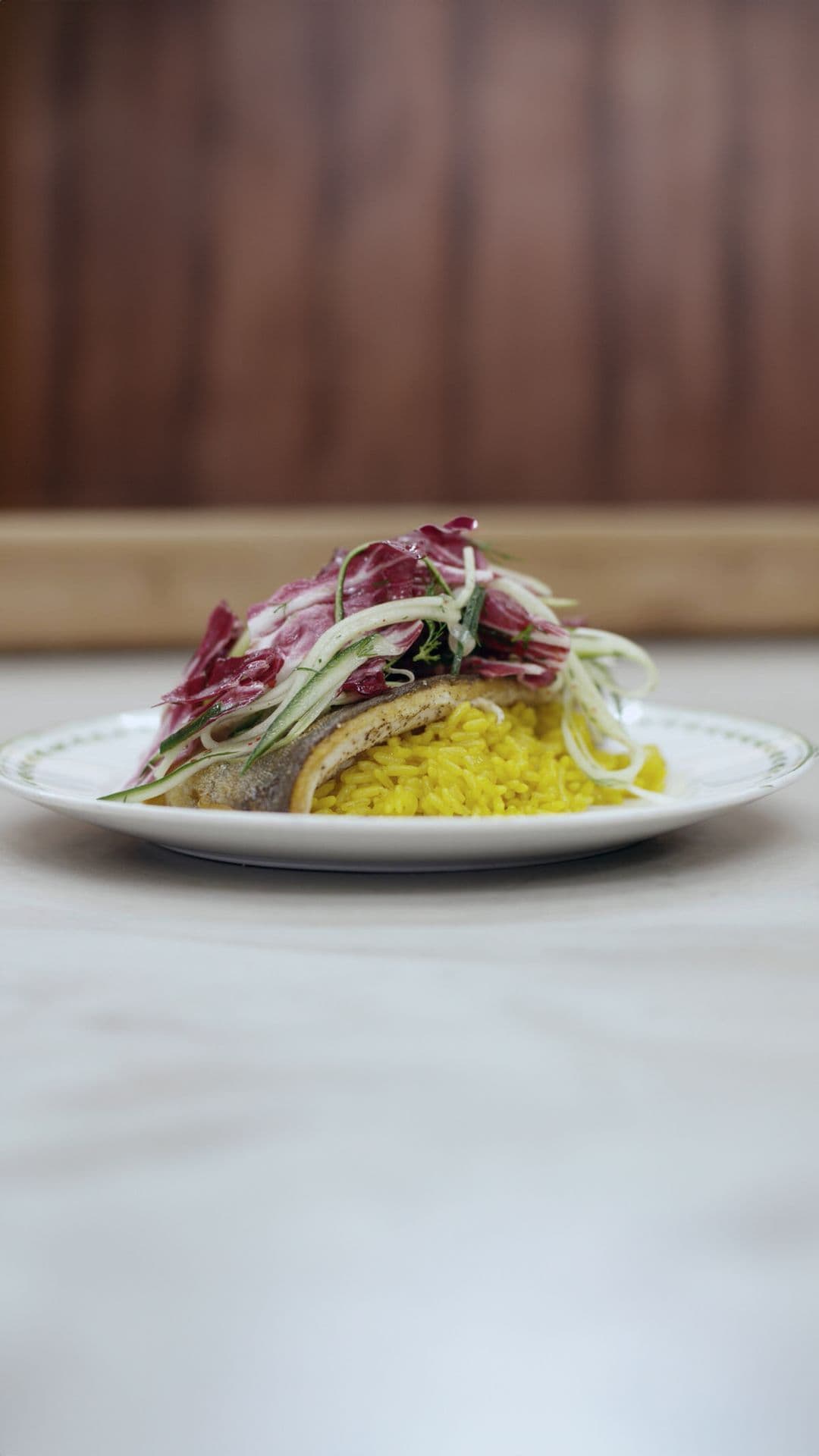 Forel met curryrijst en frisse komkommersla