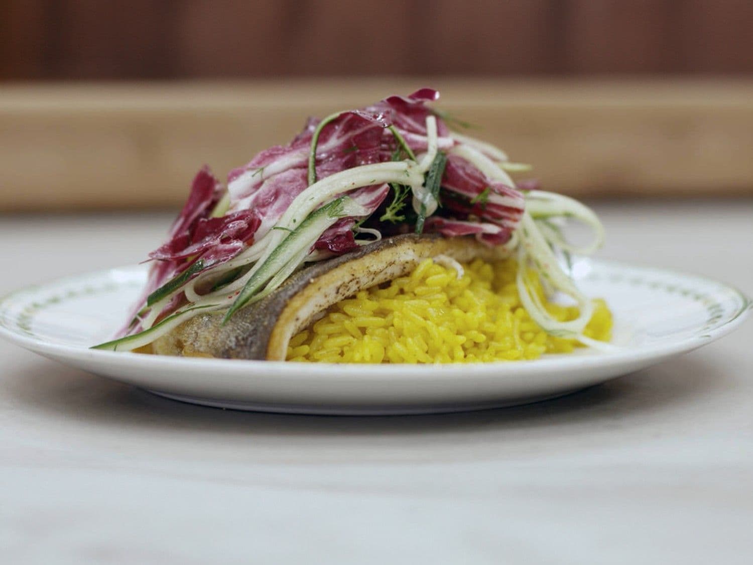 Forel met curryrijst en frisse komkommersla