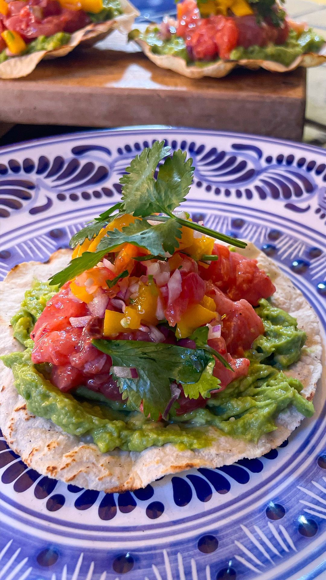 Verse vistaco met ceviche van makreel, guacamole en pico de gallo met mango