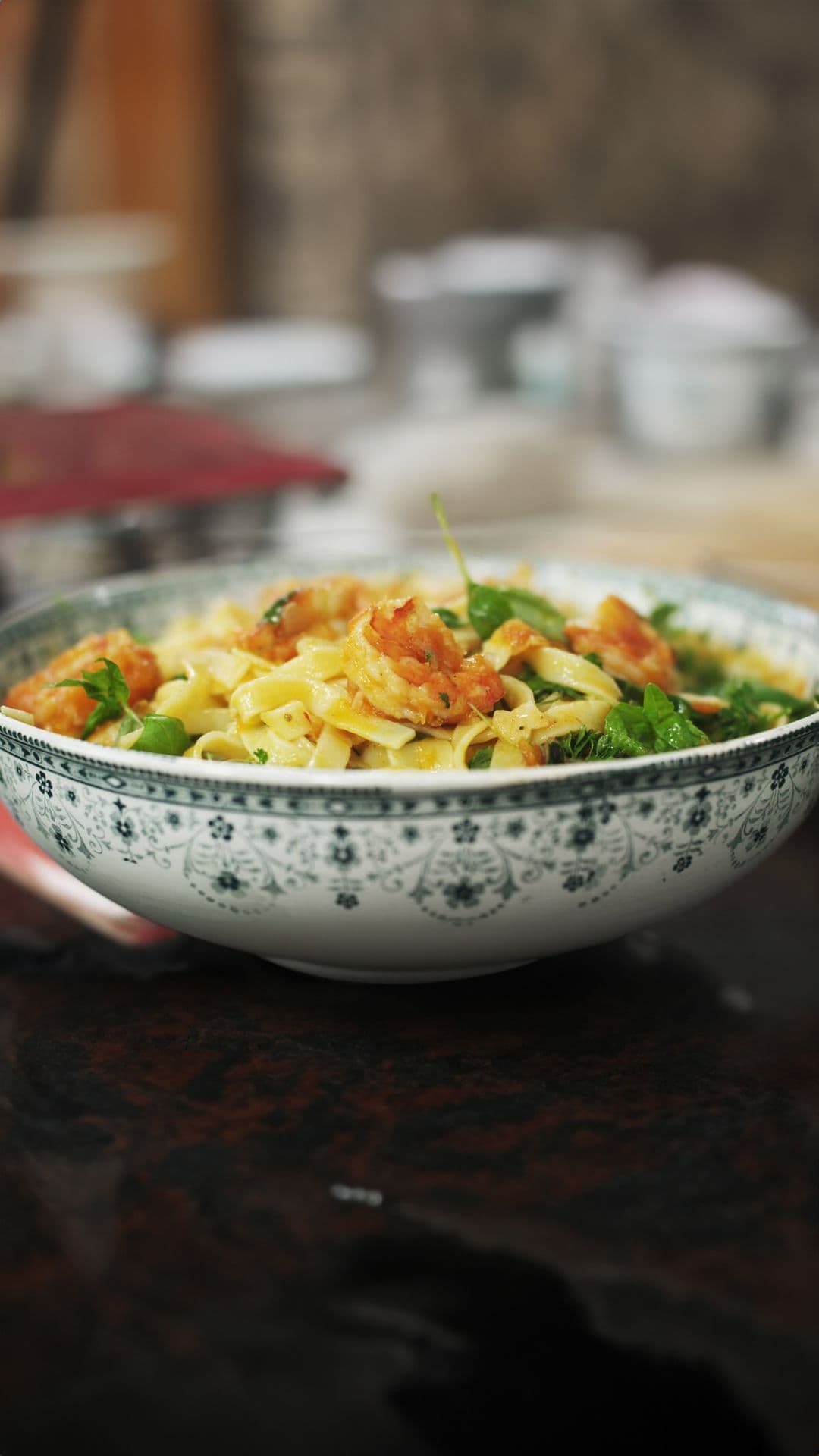 Tagliatelle met scampi, tomaat en groene kruiden