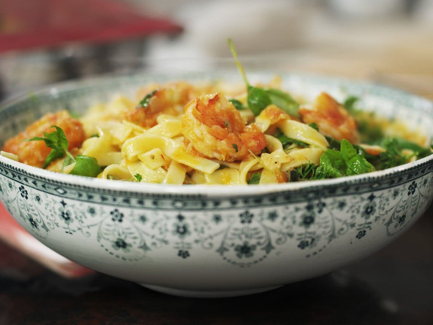 Tagliatelle met scampi, tomaat en groene kruiden
