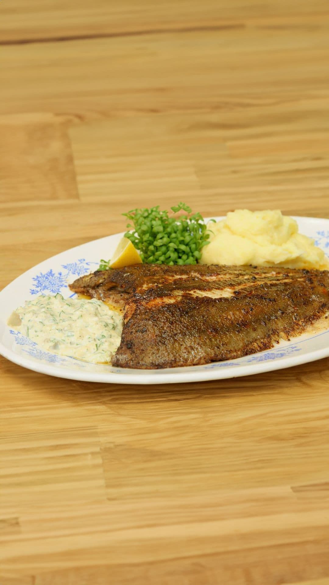 Gebakken pladijs met tartaarsaus, puree en tuinkers