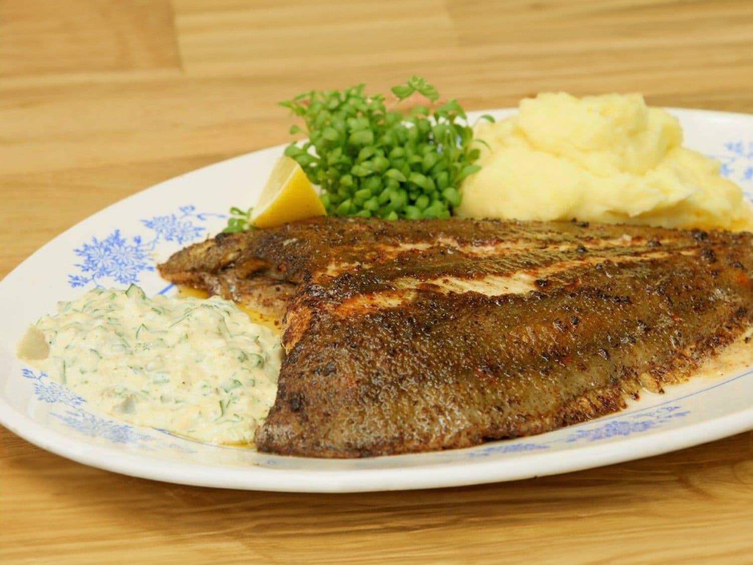 Gebakken pladijs met tartaarsaus, puree en tuinkers