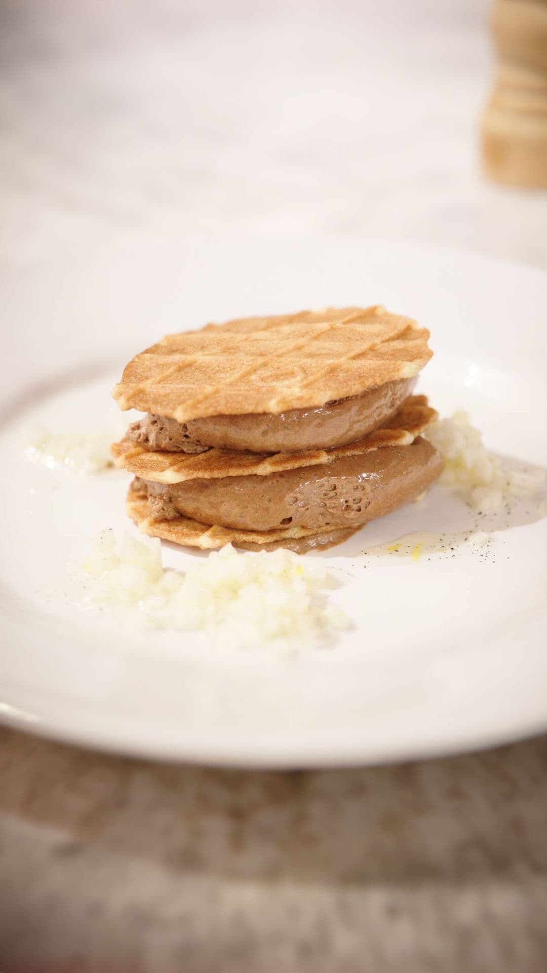 Mousse van chocolade en Baileys, boterwafeltjes en perensalade