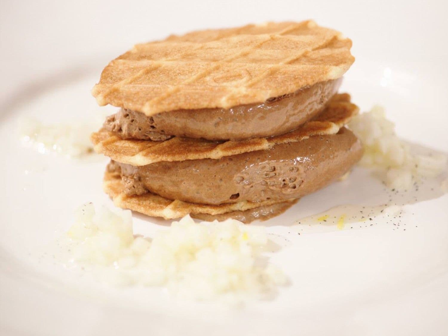 Mousse van chocolade en Baileys, boterwafeltjes en perensalade