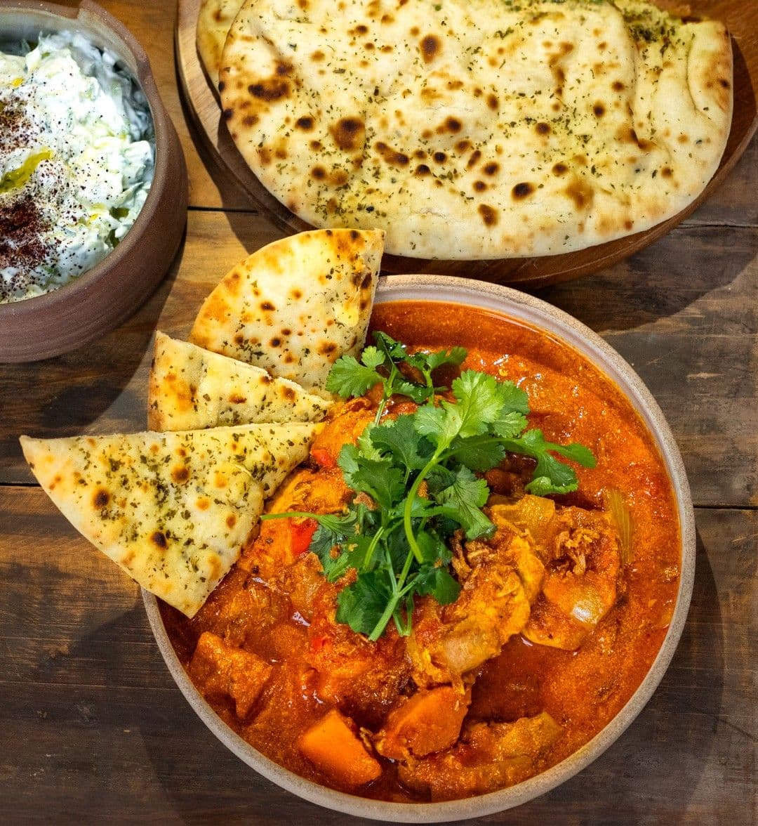 Indiase 'Balti' kip met naan en raita