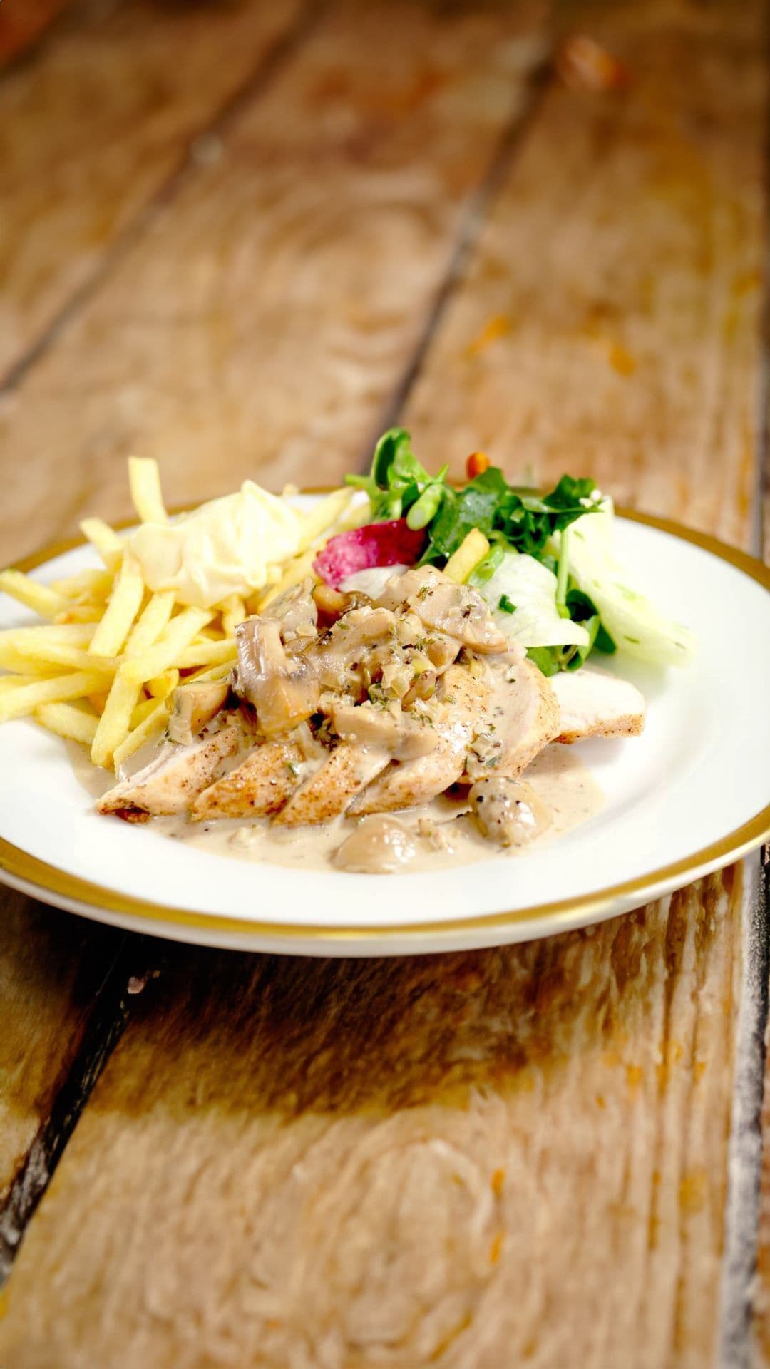 Kipfilet met champignonsaus en frietjes