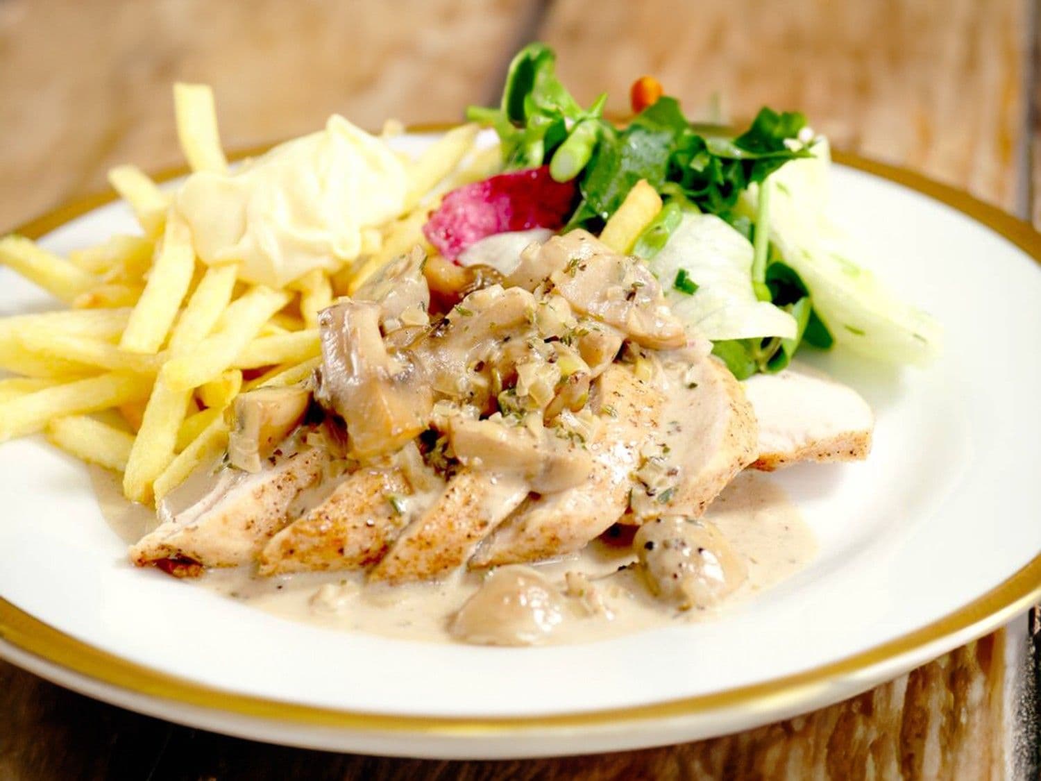 Kipfilet met champignonsaus en frietjes