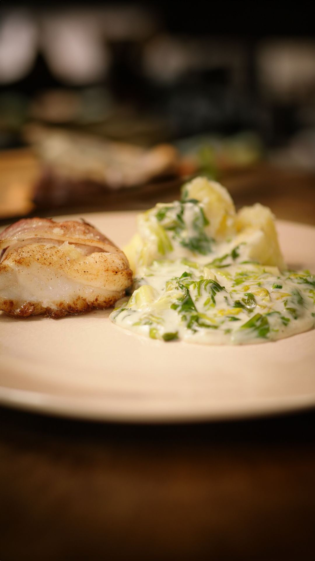 Zeeduivel met andijvie in witte saus en gekookte aardappelen