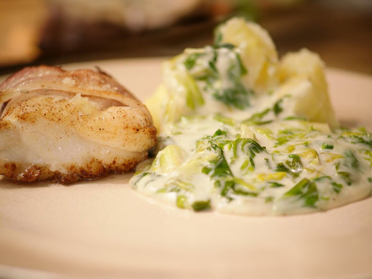 Zeeduivel met andijvie in witte saus en gekookte aardappelen