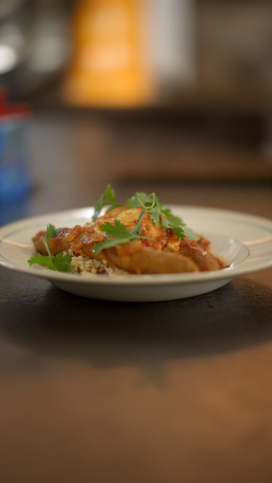 Stoofpotje van merguez en gepocheerde eieren