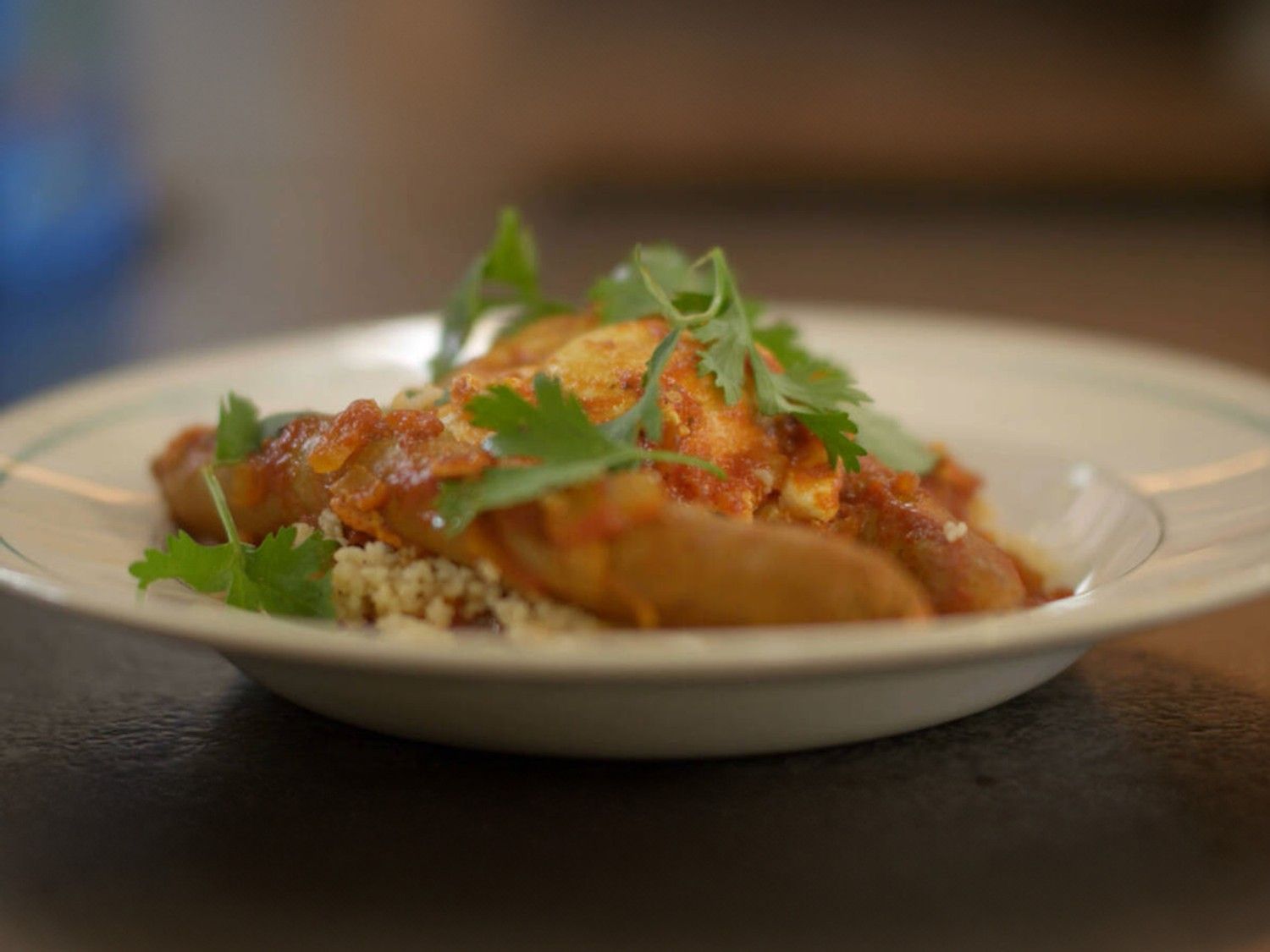 Stoofpotje van merguez en gepocheerde eieren