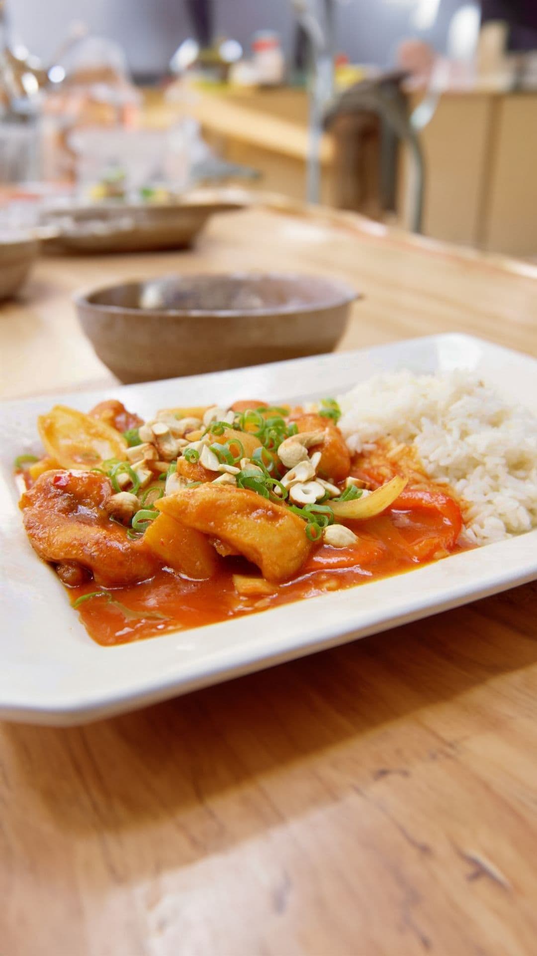 Kippenblokjes in zoetzure saus met ananas, cashewnoten en rijst