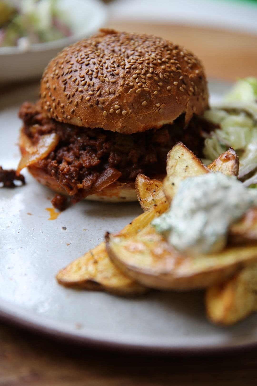 Sloppy Joe burgers met ranch dressing en aardappelwedges