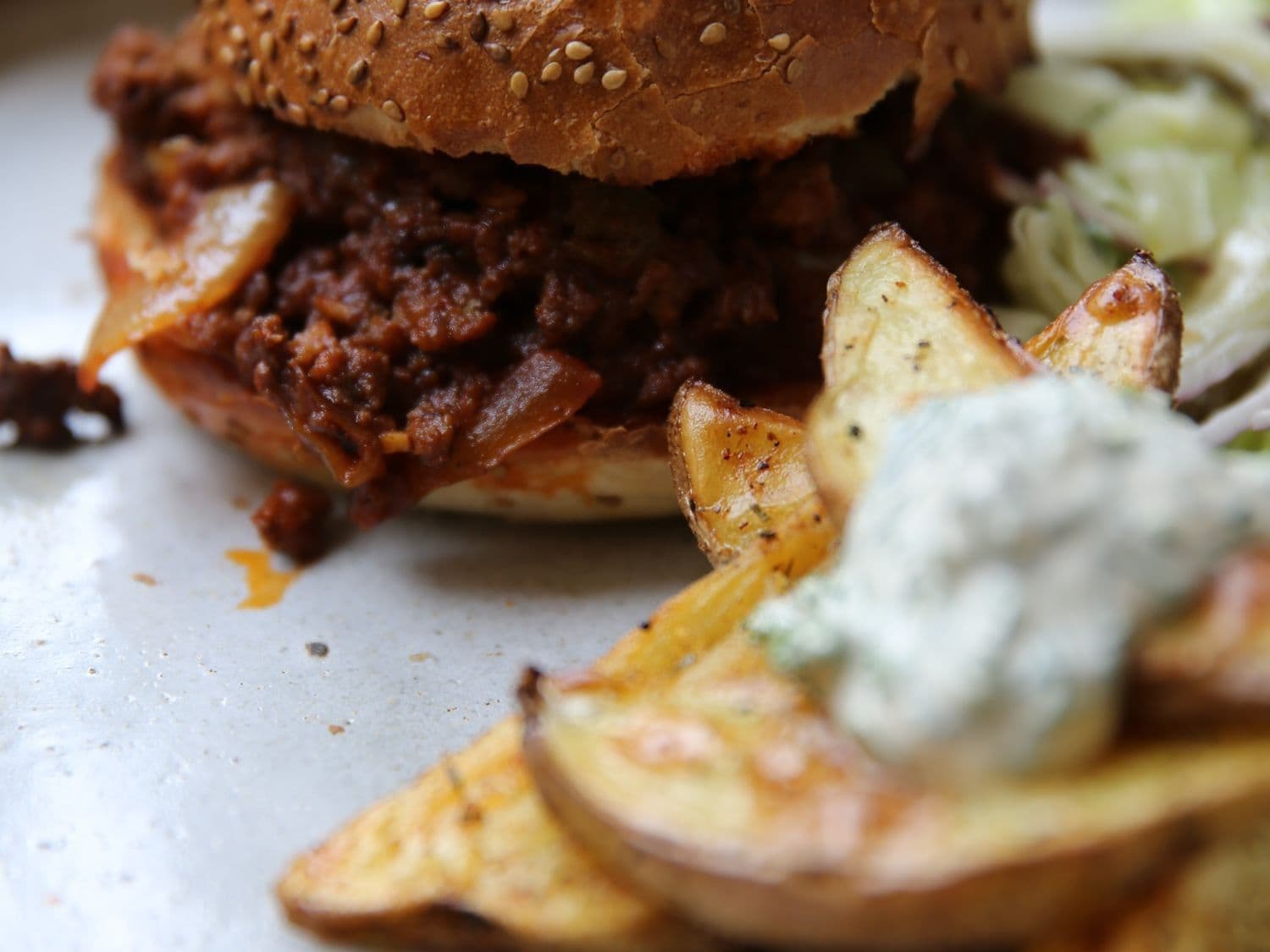 Sloppy Joe burgers met ranch dressing en aardappelwedges