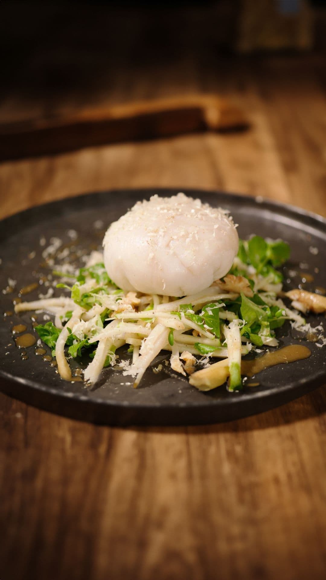 Bonbon van knolselder, notenkaas en heilbot met een salade