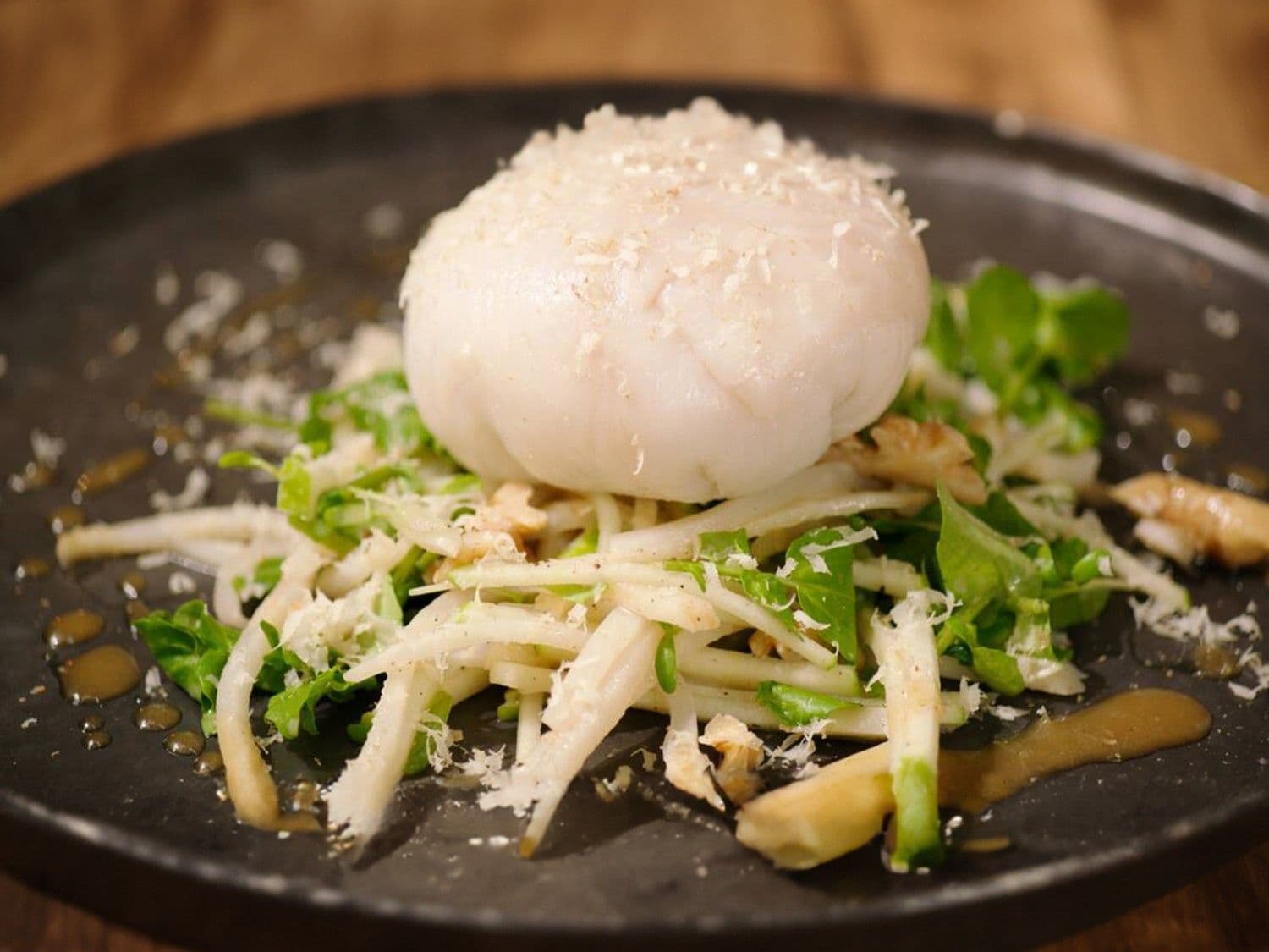 Bonbon van knolselder, notenkaas en heilbot met een salade