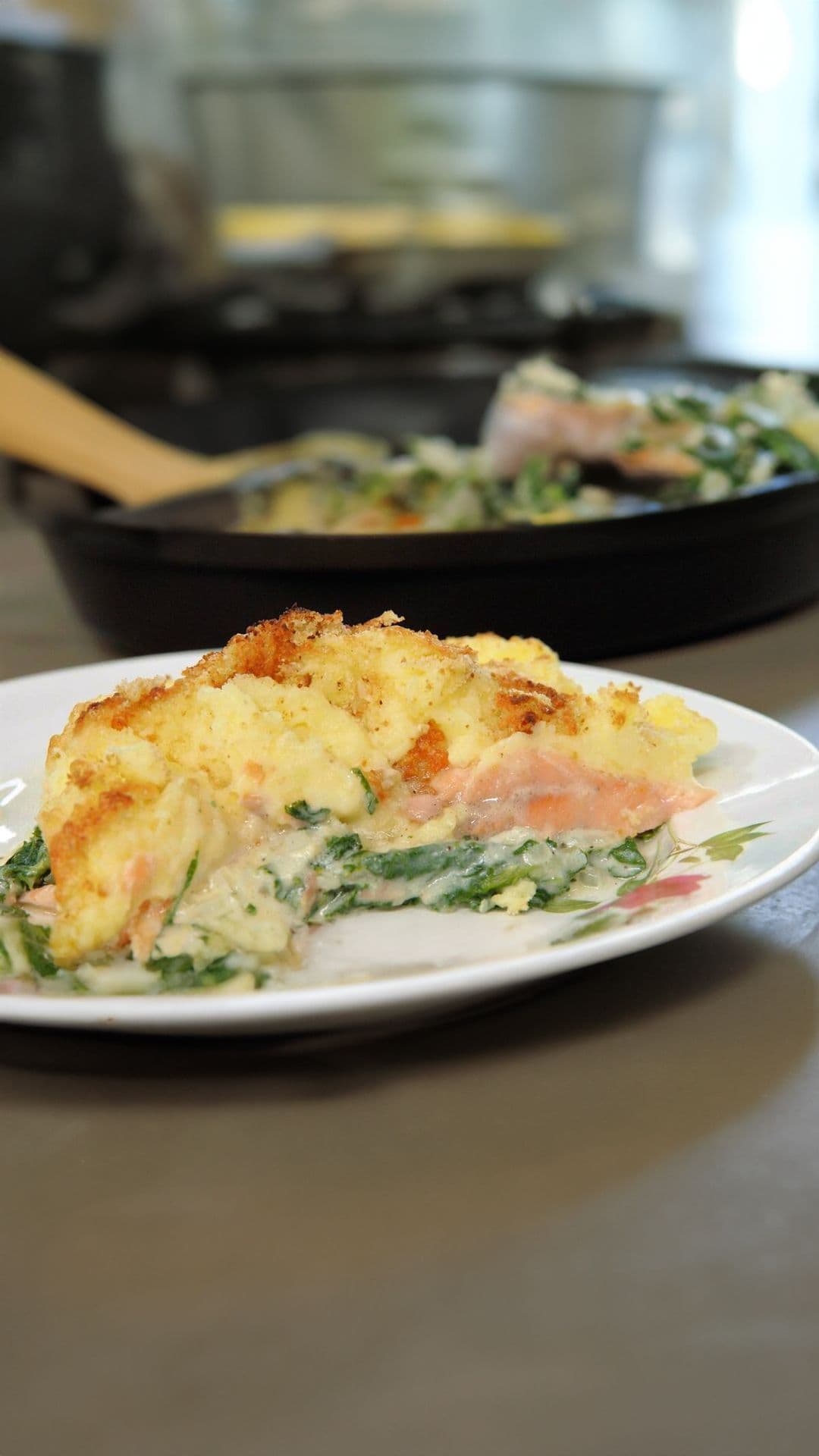 Ovenschotel met zalm, boerenkool en kaassaus