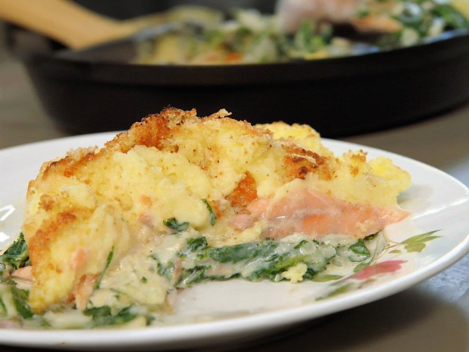 Ovenschotel met zalm, boerenkool en kaassaus