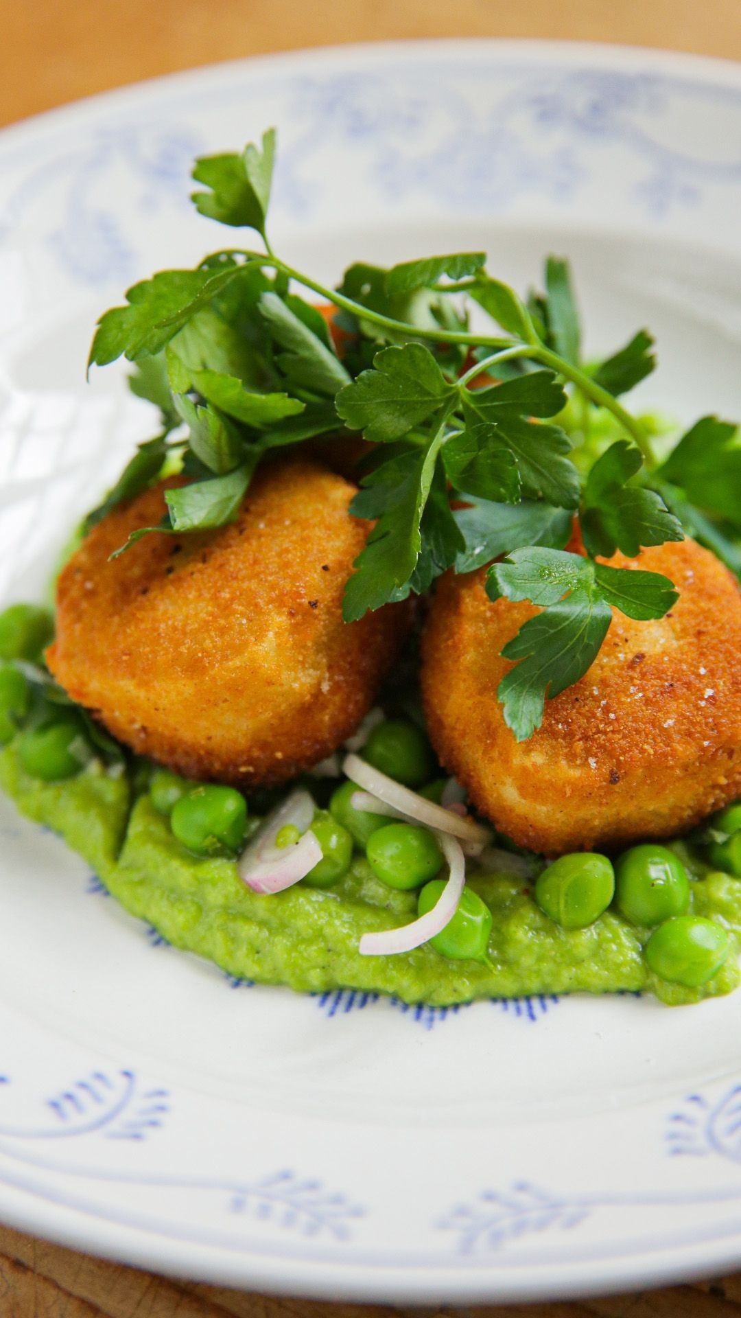 Crème van erwtjes en avocado met krokante geitenkaas en groene salade