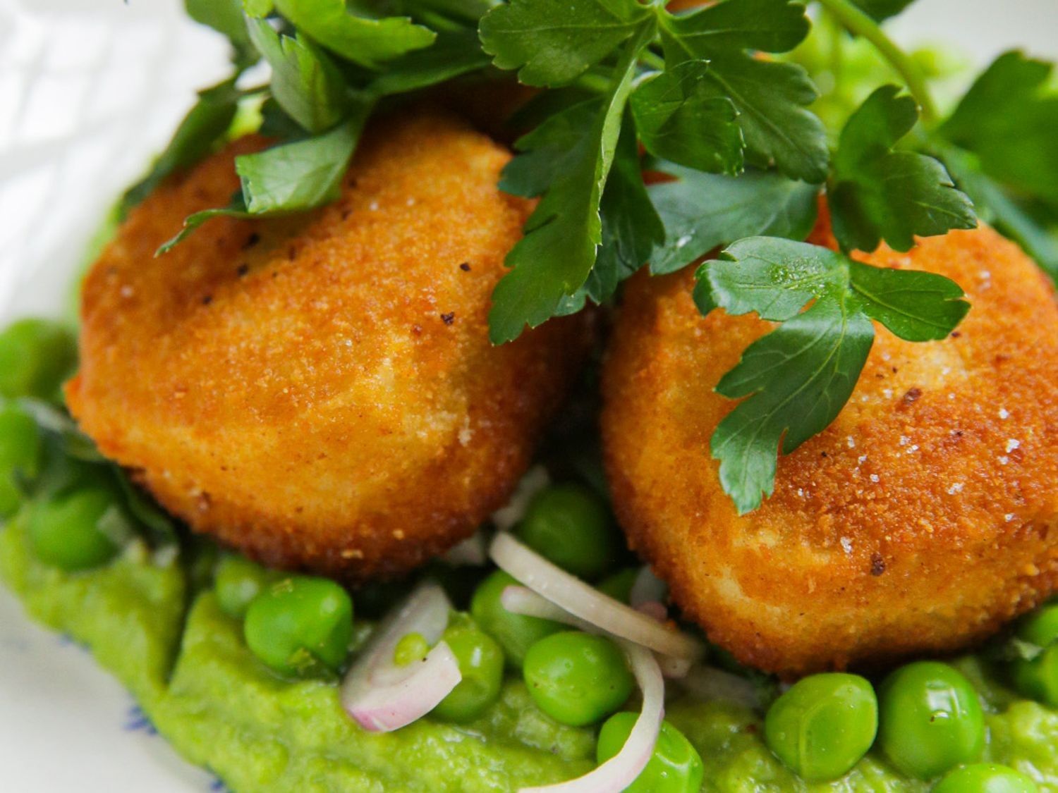Crème van erwtjes en avocado met krokante geitenkaas en groene salade