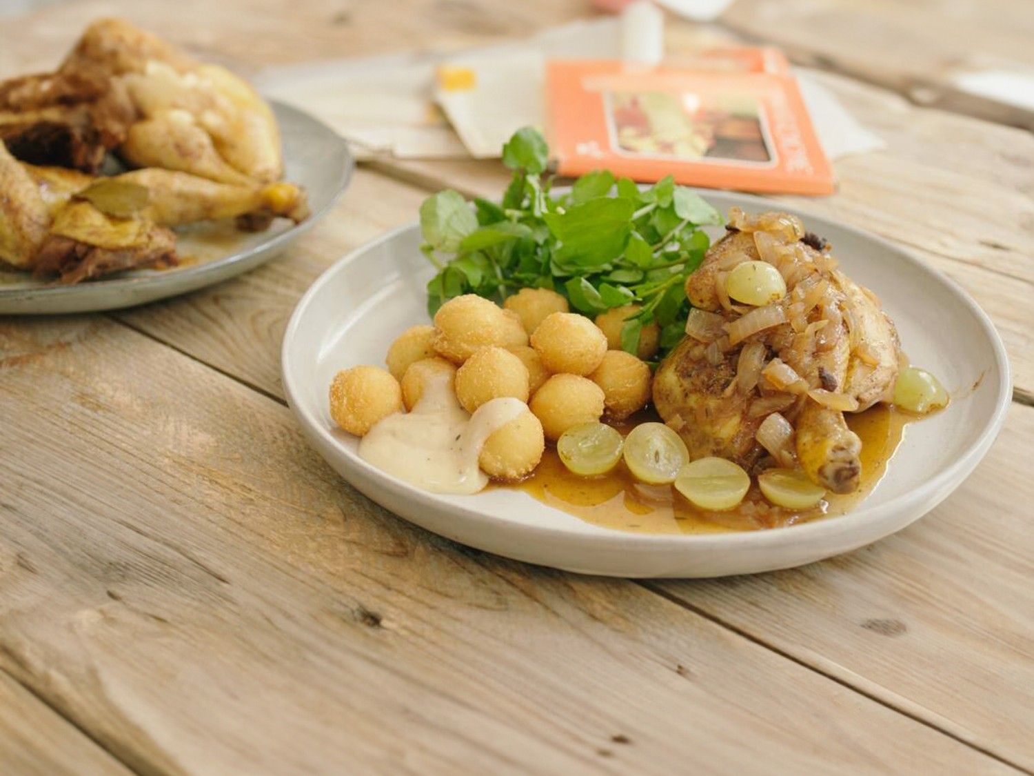 Piepkuiken met druivensaus en aardappelbolletjes