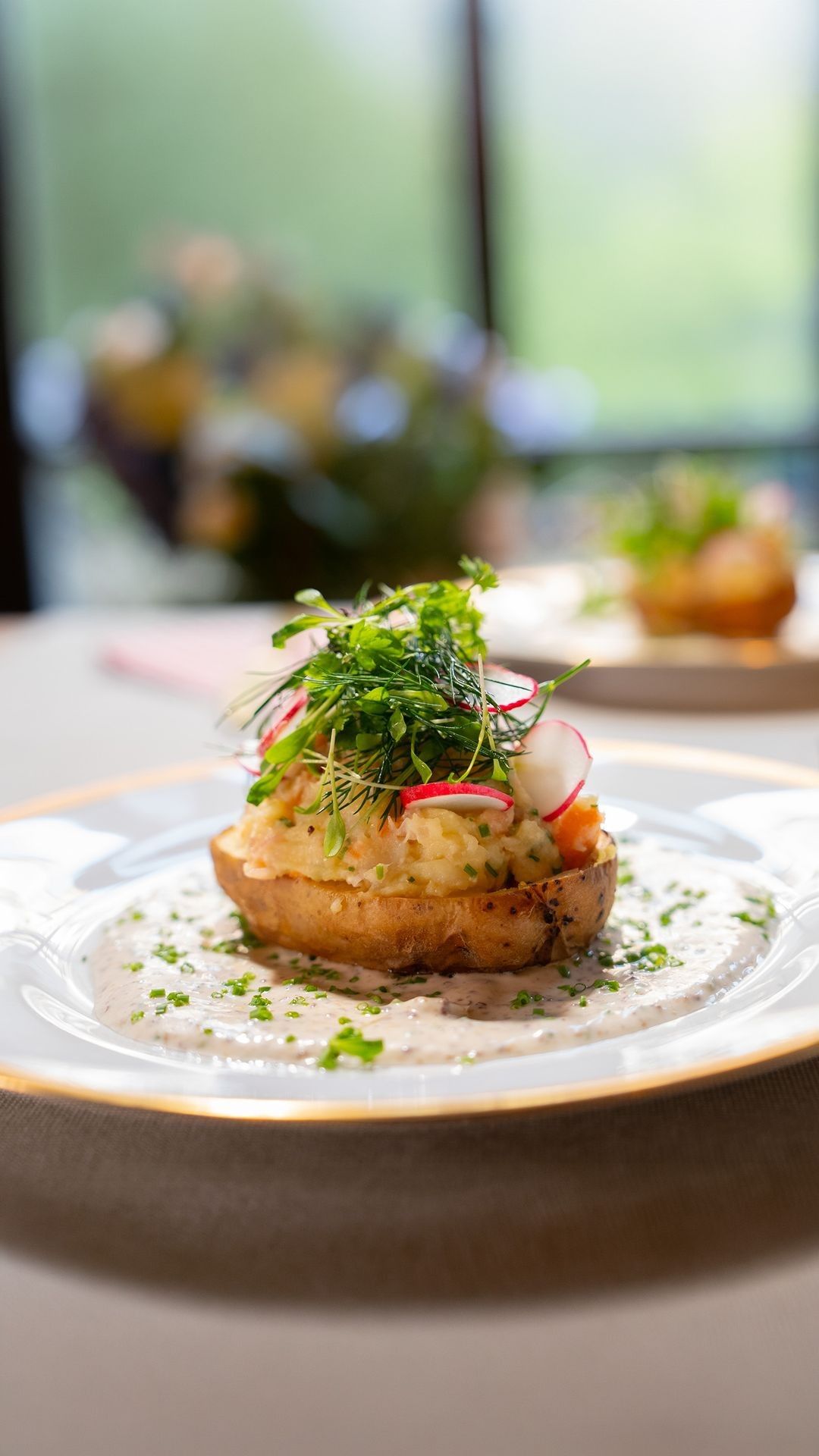 Gevulde aardappel met gerookte zalm, platte kaas en bieslook