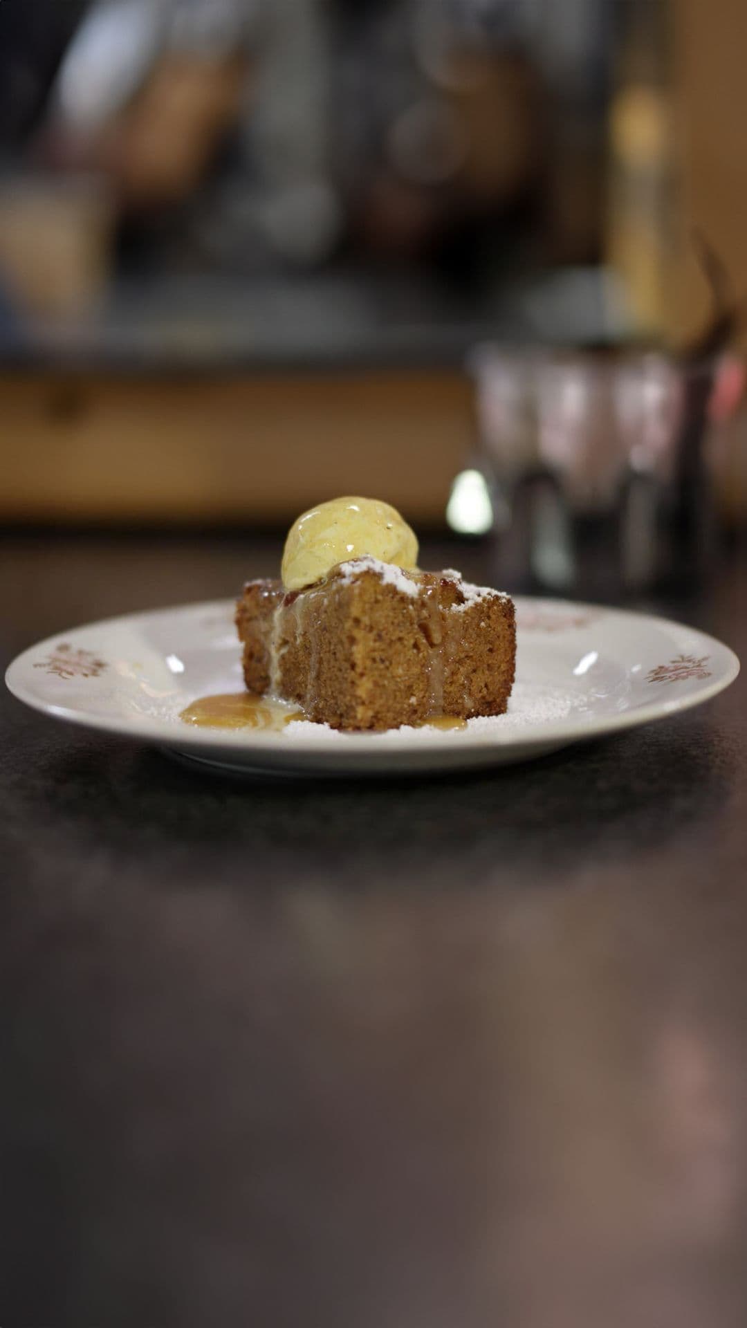 Kruidige appelcake met karamelsaus
