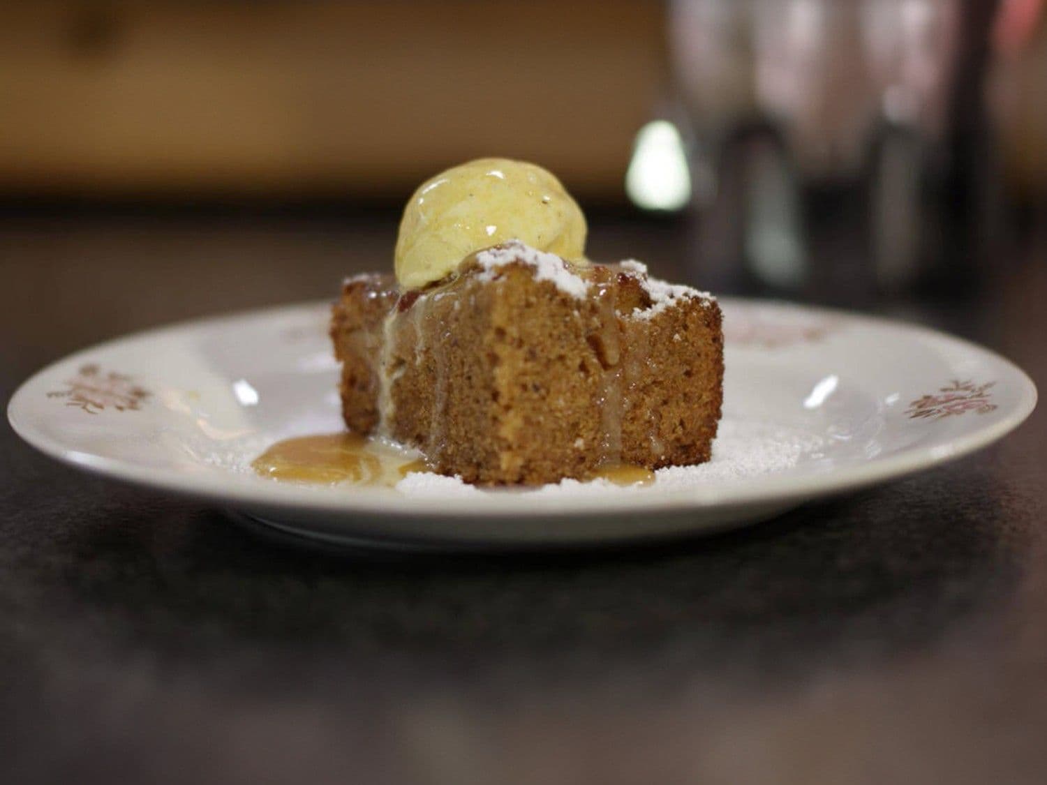 Kruidige appelcake met karamelsaus