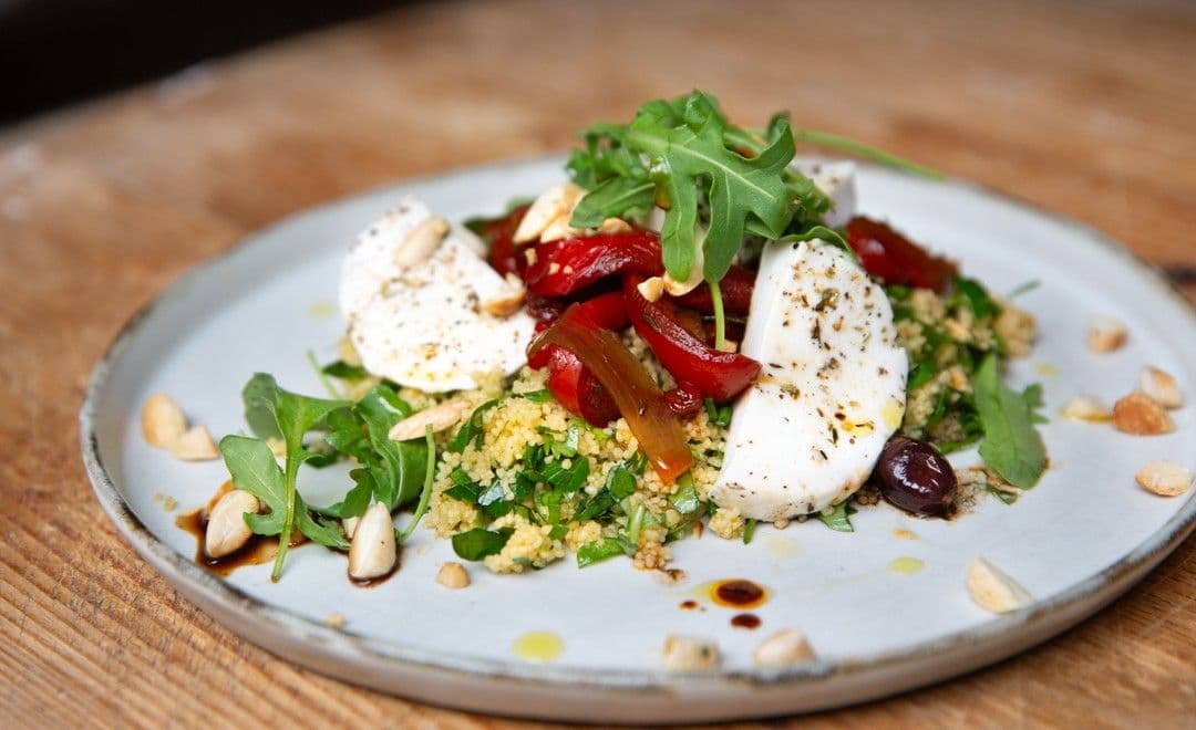 Tabouleh met gekonfijte paprika en vegan mozzarella