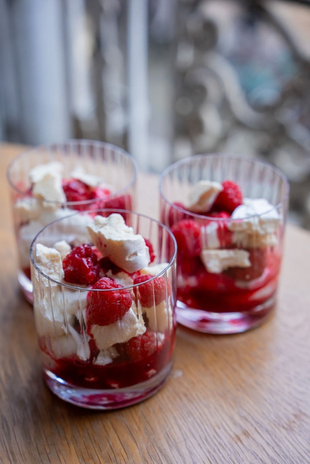 Eton mess met frambozen en violette