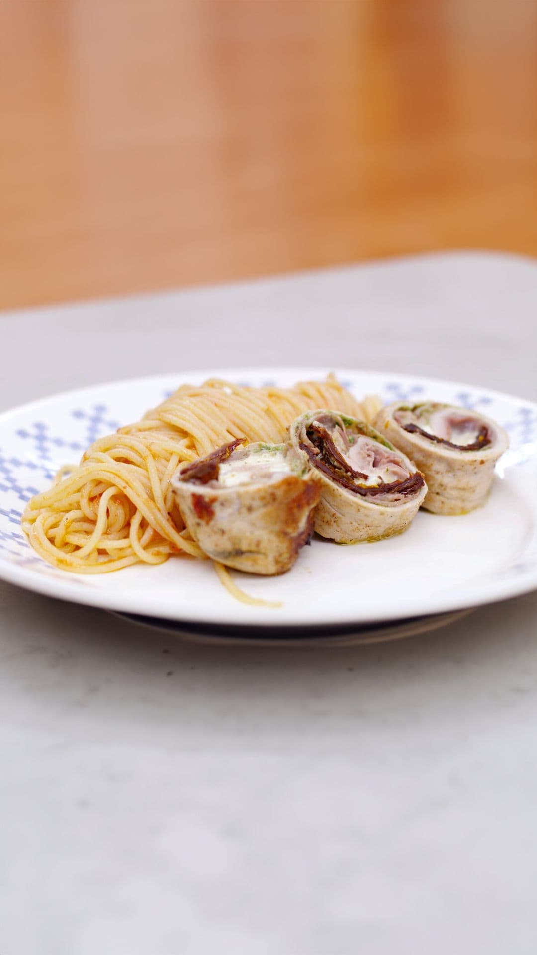 Kalfsrollade met pasta al pomodoro
