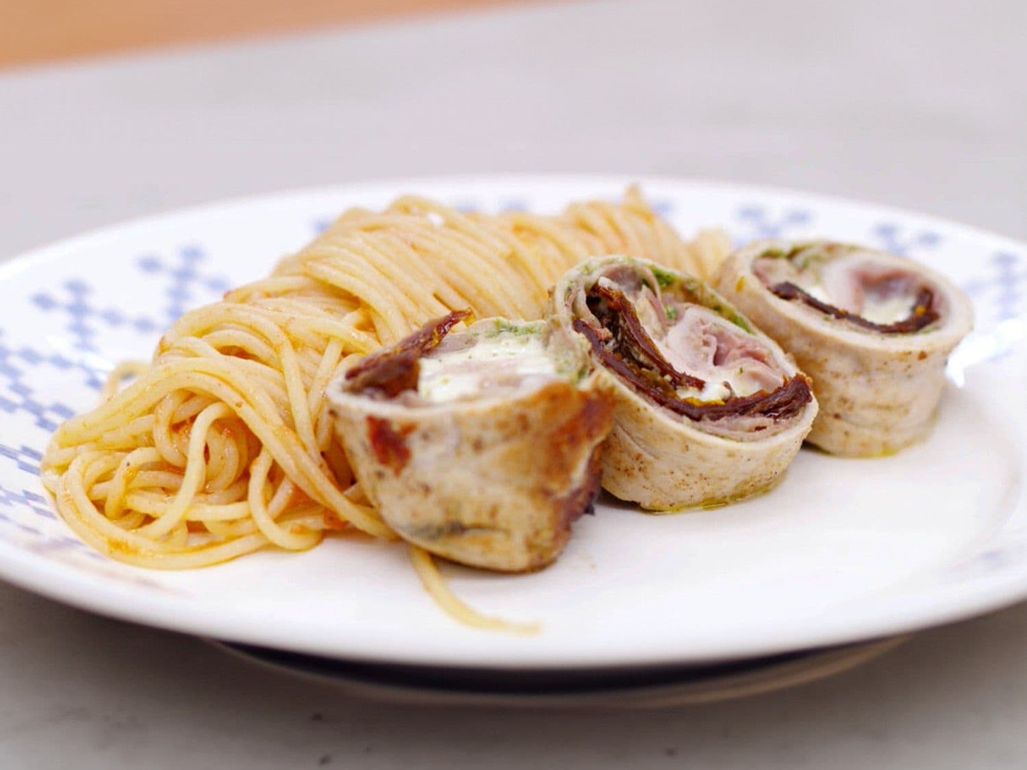 Kalfsrollade met pasta al pomodoro
