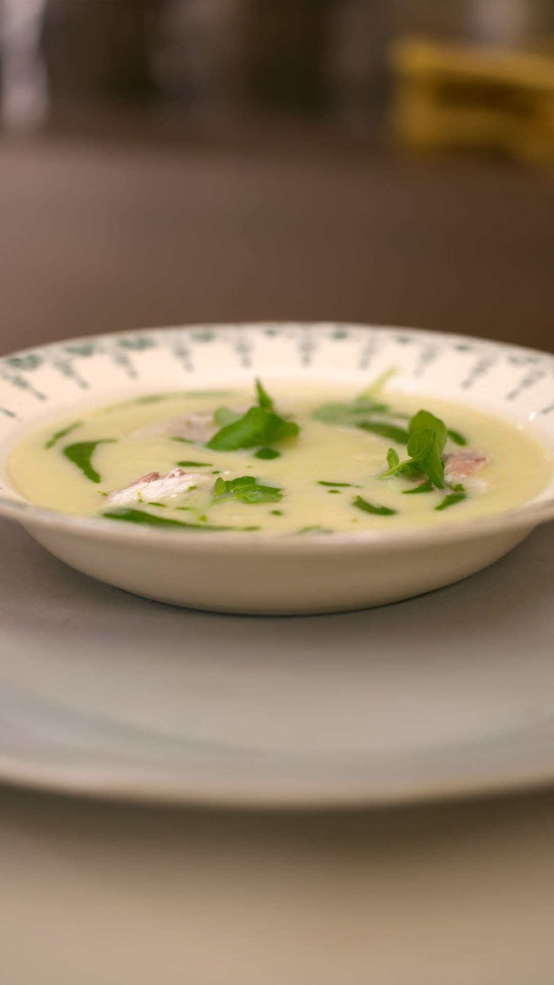 Aardappel-preisoep met waterkerscoulis en gerookte makreel