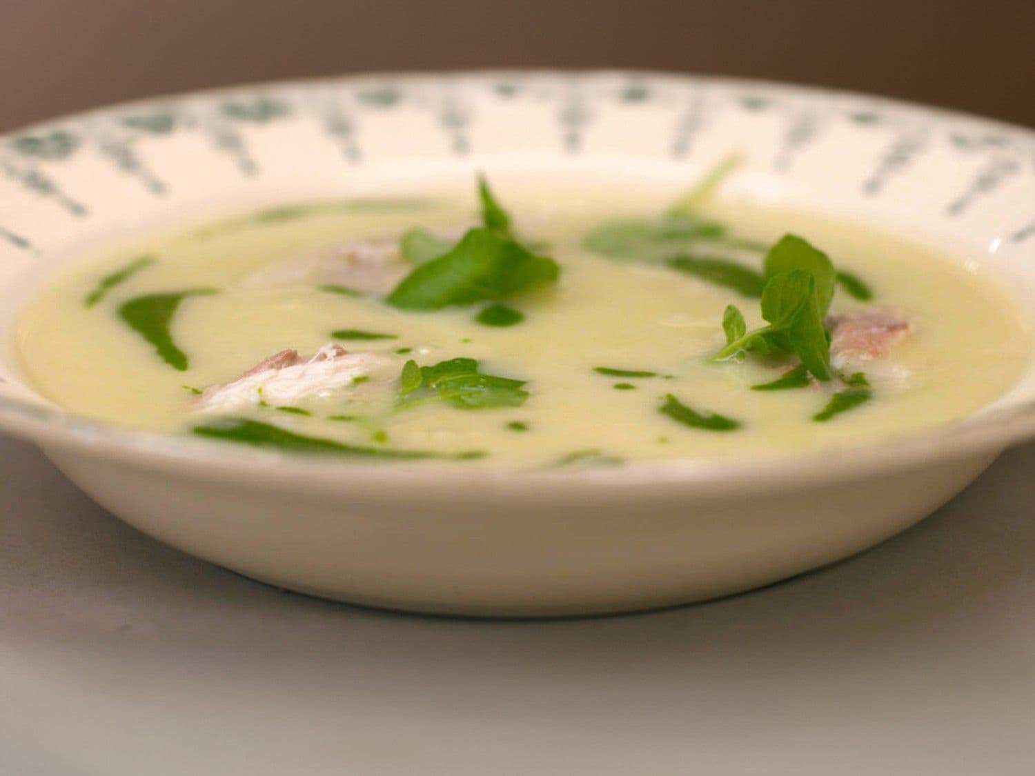 Aardappel-preisoep met waterkerscoulis en gerookte makreel