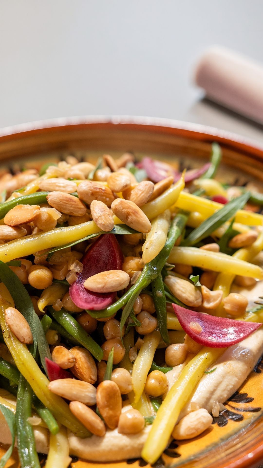 Hummus, boontjessalade met amandel en zoute citroen en mosterddressing met dragon