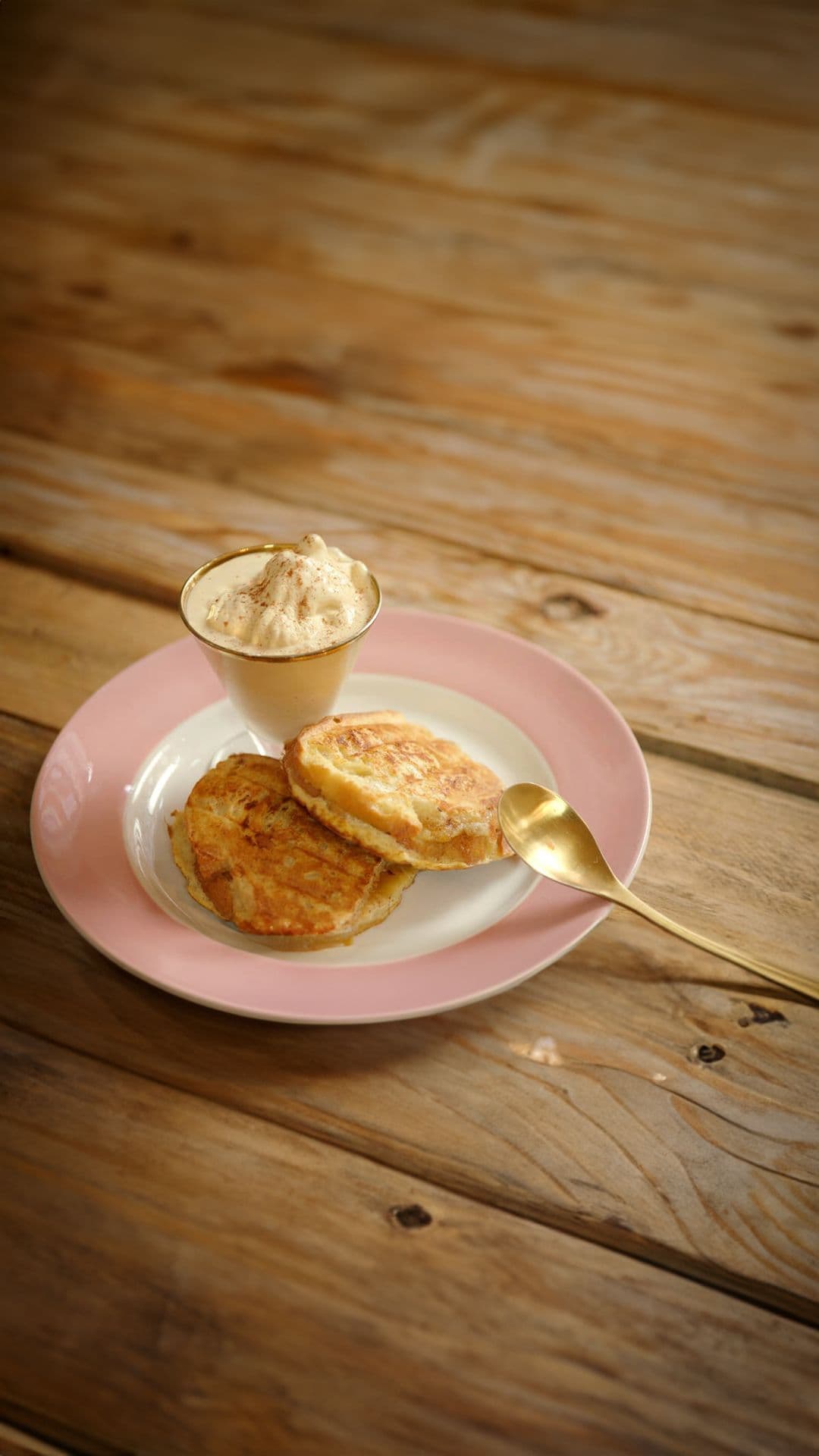 Verloren croque met appelen en café glacé