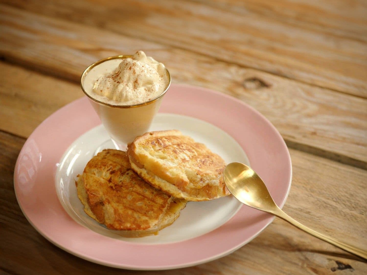 Verloren croque met appelen en café glacé
