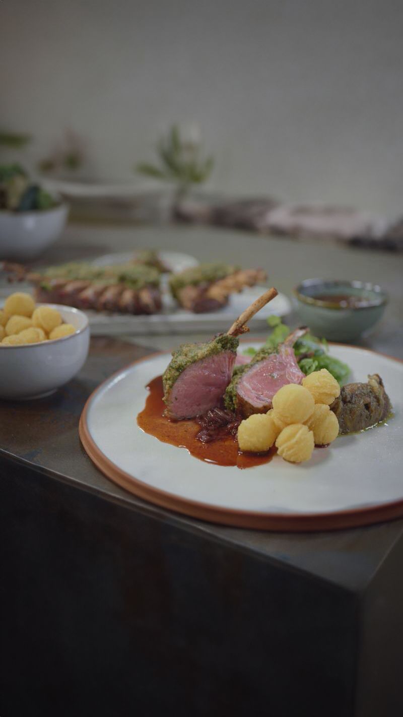 Lamskroon met peterseliekorst, aubergine, portosaus en pommes noisettes
