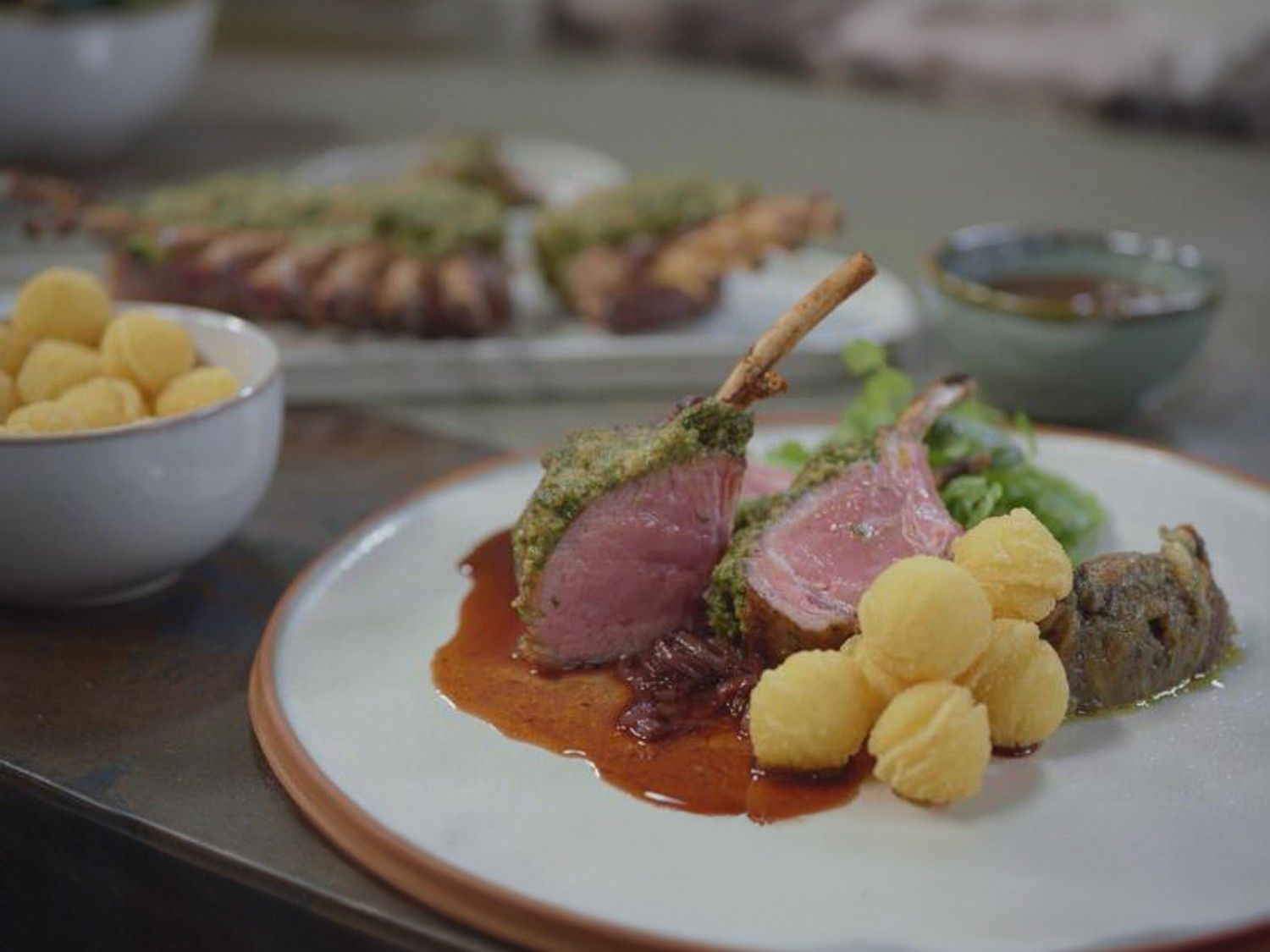 Lamskroon met peterseliekorst, aubergine, portosaus en pommes noisettes
