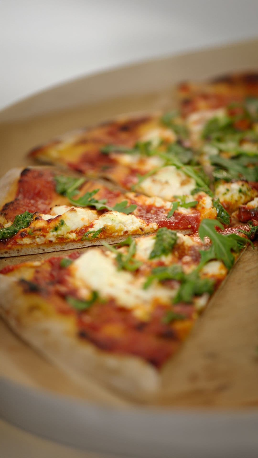 Pizza met paprika en geitenkaas