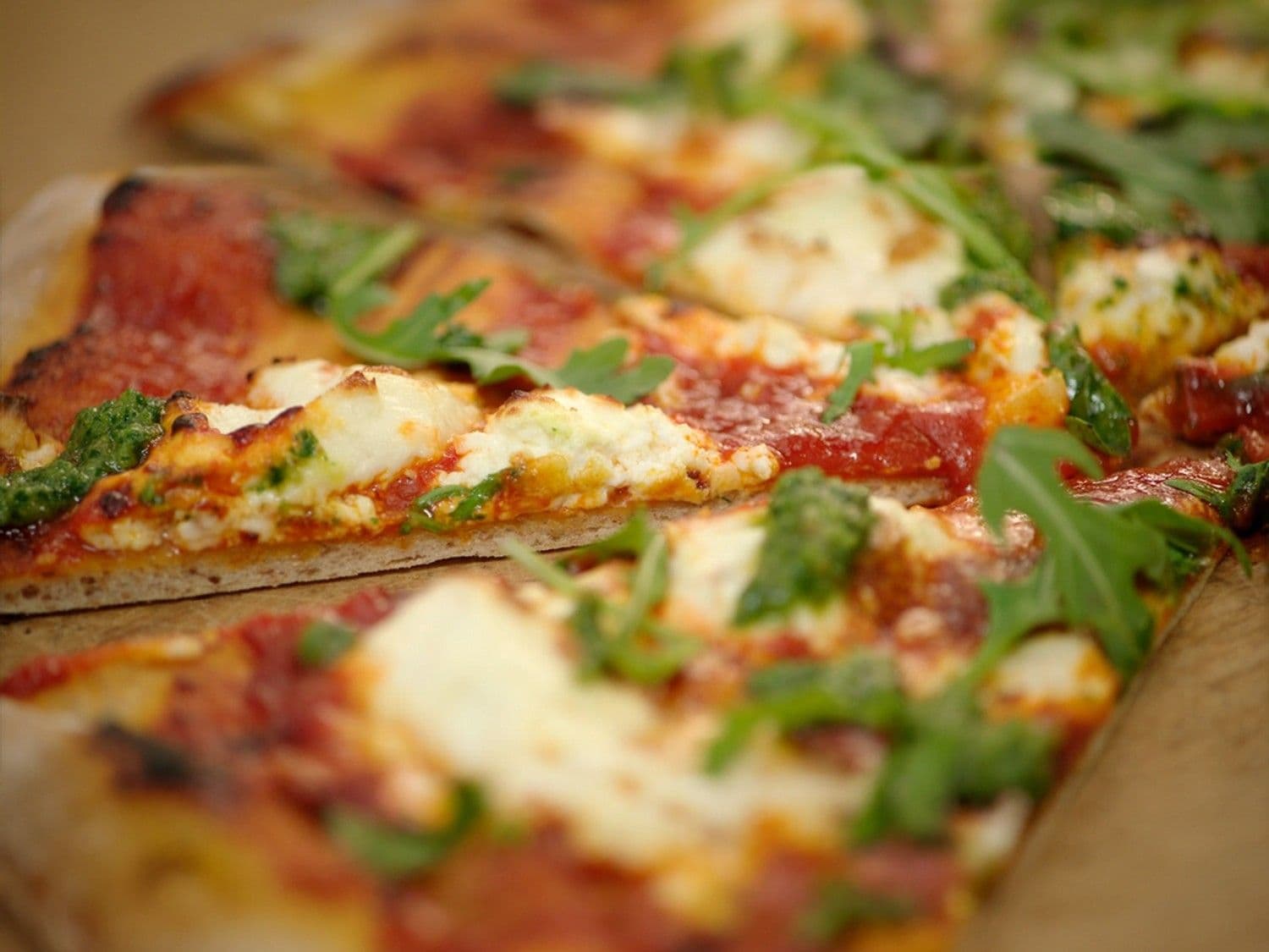 Pizza met paprika en geitenkaas